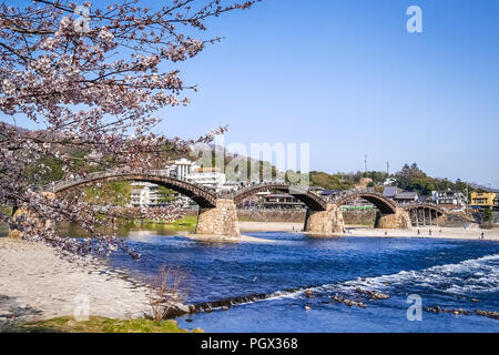 Die kintai Bridge ist eine historische hölzerne Bogenbrücke, in Iwakuni Stadt, Präfektur Yamaguchi, Japan. Stockfoto