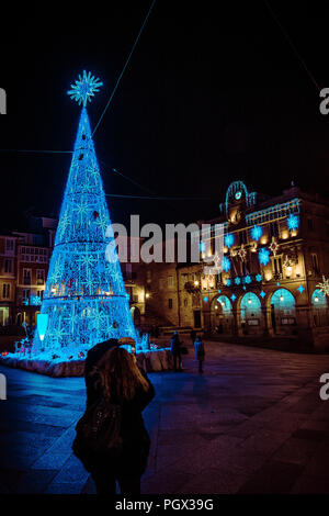 OURENSE, Galizien/ESPAÑA - 24 DE NOVEMBER DE 2017: Luces de Navidad en Las calles. Stockfoto