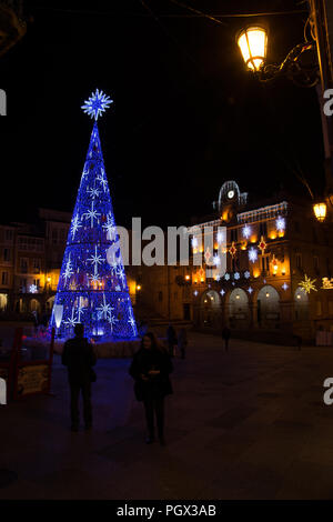 OURENSE, Galizien/ESPAÑA - 24 DE NOVEMBER DE 2017: Luces de Navidad en Las calles. Stockfoto