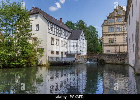 Teich und Fachwerkhaus am Schloss Brake in Lemgo, Deutschland Stockfoto