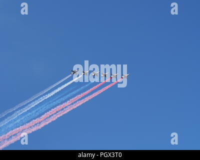 Flug von einer Gruppe von Su-25 während der Parade zum Tag des Russischen Marine gewidmet. August 29, 2018. Sankt Petersburg, Russland. Eine Rauchwolke in Stockfoto