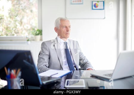 Schuss des Denkens Finanzberater Geschäftsmann Arbeiten am Laptop im Büro sitzen. Stockfoto
