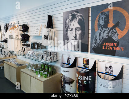 Verschiedene John Lennon und Yoko Ono Souvenirs in der "Double Fantasy"-Ausstellung in Liverpool Museum August 2018 verkauft wird. Stockfoto