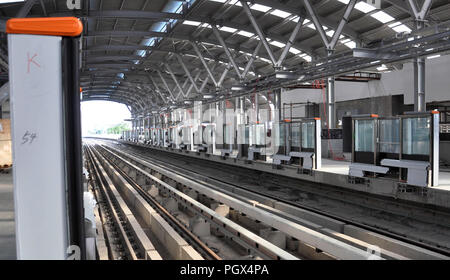 Kolkata, Indien. 29 Aug, 2018. Direktor, Rollmaterial, Kolkata Metro Rail Corporation Ltd (KMRCL), Anup Kr Kundu während einer Inspektion nach der Installation der neuen Plattform Bildschirm Tür bei East West U-Projekt. Credit: Saikat Paul/Pacific Press/Alamy leben Nachrichten Stockfoto