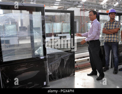 Kolkata, Indien. 29 Aug, 2018. Direktor, Rollmaterial, Kolkata Metro Rail Corporation Ltd (KMRCL), Anup Kr Kundu (Zweiter von rechts), die während einer Inspektion nach der Installation der neuen Plattform Bildschirm Tür bei East West U-Projekt. Credit: Saikat Paul/Pacific Press/Alamy leben Nachrichten Stockfoto