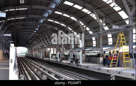 Kolkata, Indien. 29 Aug, 2018. Direktor, Rollmaterial, Kolkata Metro Rail Corporation Ltd (KMRCL), Anup Kr Kundu während einer Inspektion nach der Installation der neuen Plattform Bildschirm Tür bei East West U-Projekt. Credit: Saikat Paul/Pacific Press/Alamy leben Nachrichten Stockfoto