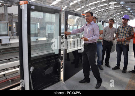 Kolkata, Indien. 29 Aug, 2018. Direktor, Rollmaterial, Kolkata Metro Rail Corporation Ltd (KMRCL), Anup Kr Kundu (vorne), die während einer Inspektion nach der Installation der neuen Plattform Bildschirm Tür bei East West U-Projekt. Credit: Saikat Paul/Pacific Press/Alamy leben Nachrichten Stockfoto