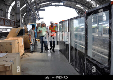 Kolkata, Indien. 29 Aug, 2018. Direktor, Rollmaterial, Kolkata Metro Rail Corporation Ltd (KMRCL), Anup Kr Kundu während einer Inspektion nach der Installation der neuen Plattform Bildschirm Tür bei East West U-Projekt. Credit: Saikat Paul/Pacific Press/Alamy leben Nachrichten Stockfoto