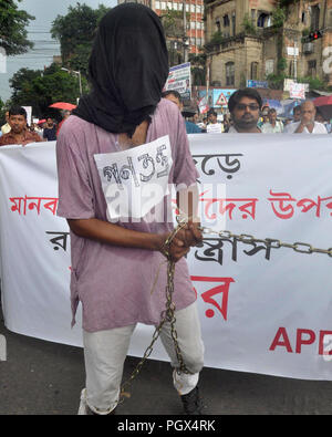 Kolkata, Indien. 29 Aug, 2018. Aktivist der Vereinigung für den Schutz der demokratischen Rechte oder Apdr nehmen an Demonstration gegen die Verhaftung von fünf Aktivisten in Verbindung mit der koregaon Bhima pritest zu protestieren. Credit: Saikat Paul/Pacific Press/Alamy leben Nachrichten Stockfoto