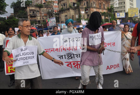 Kolkata, Indien. 29 Aug, 2018. Aktivist der Vereinigung für den Schutz der demokratischen Rechte oder Apdr nehmen an Demonstration gegen die Verhaftung von fünf Aktivisten in Verbindung mit der koregaon Bhima pritest zu protestieren. Credit: Saikat Paul/Pacific Press/Alamy leben Nachrichten Stockfoto