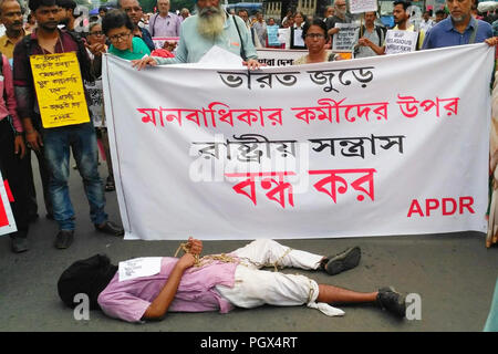 Kolkata, Indien. 29 Aug, 2018. Aktivist der Vereinigung für den Schutz der demokratischen Rechte oder Apdr nehmen an Demonstration gegen die Verhaftung von fünf Aktivisten in Verbindung mit der koregaon Bhima pritest zu protestieren. Credit: Saikat Paul/Pacific Press/Alamy leben Nachrichten Stockfoto