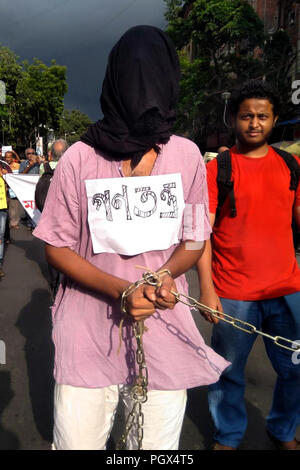 Kolkata, Indien. 29 Aug, 2018. Aktivist der Vereinigung für den Schutz der demokratischen Rechte oder Apdr nehmen an Demonstration gegen die Verhaftung von fünf Aktivisten in Verbindung mit der koregaon Bhima pritest zu protestieren. Credit: Saikat Paul/Pacific Press/Alamy leben Nachrichten Stockfoto