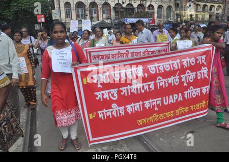 Kolkata, Indien. 29 Aug, 2018. Aktivist der Vereinigung für den Schutz der demokratischen Rechte oder Apdr nehmen an Demonstration gegen die Verhaftung von fünf Aktivisten in Verbindung mit der koregaon Bhima pritest zu protestieren. Credit: Saikat Paul/Pacific Press/Alamy leben Nachrichten Stockfoto