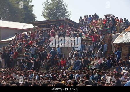 Indien. 29 Aug, 2018. Menschen nahmen an der Beerdigung Prozession der Hizb commander Altaf Ahmed dar (Hawoora Kachroo) im Dorf südlich von Kaschmir Kulgam Bezirk. Wer waren in einer Begegnung in anantnag am Mittwoch, den 29. August 2018 in der Indischen kontrollierten Kaschmir getötet. Sechs Personen, darunter zwei Militanten und vier Jammu und Kaschmir Polizisten getötet wurden in den unterschiedlichen Ereignissen in Anantnag und Shopian in einer Begegnung und militanten Angriff. Credit: Umer Asif/Pacific Press/Alamy leben Nachrichten Stockfoto