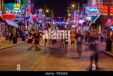 Memphis Beale Street, der Heimat des Blues in der Nacht in Memphis, Tennessee, USA. Stockfoto