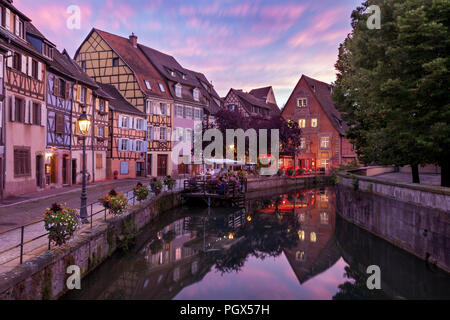 Gebäude am Kanal von Petite Venice (Quai de la Poisonnerie) in Colmar, Elsass, Haut-Rhin, Frankreich Stockfoto