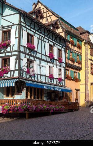Relais des Moines und Fachwerkhäusern entlang der Rue du General de Gaulle, Riquewihr, Alsace, France Stockfoto