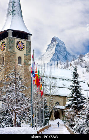 Pfarrkirche St. Mauritius katholische Kirche unter der drohenden Matterhorn, Zermatt, Wallis, Schweiz Stockfoto