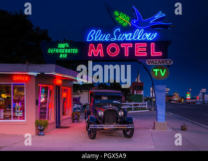 Auf der Route 66, Oklahoma, Blaue Schwalbe Motel Leuchtreklame bei Nacht und 1929 Modell eines Ford Lkw in Santa Fe, NM. Stockfoto