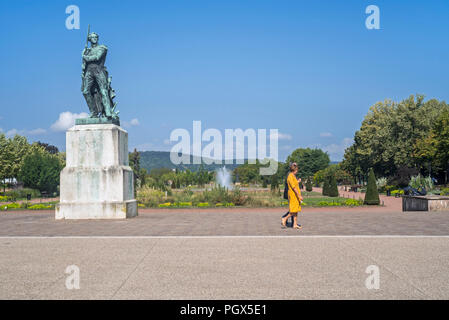 Marechal Ney Denkmal / Statue von Marschall Ney und ältere Touristen zu Fuß in der Esplanade in der Stadt Metz, Moselle, Lorraine, Frankreich Stockfoto