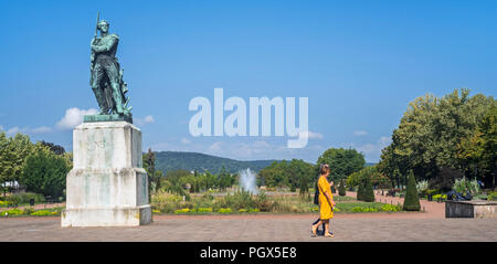 Marechal Ney Denkmal / Statue von Marschall Ney und ältere Touristen zu Fuß in der Esplanade in der Stadt Metz, Moselle, Lorraine, Frankreich Stockfoto