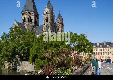 Temple Neuf/Nouveau Tempel evangelische Kirche und Touristen auf der Pont des Roches über die Mosel in der Stadt Metz, Moselle, Lorraine, Frankreich Stockfoto