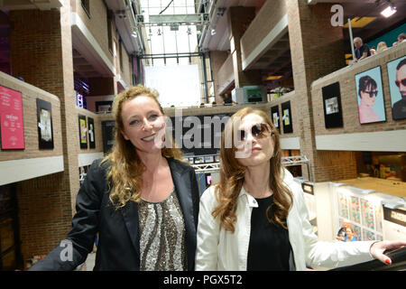 Schauspielerin Isabelle Huppert kommt beim Filmfest München 2014 mit Festival Direktor Diana Iljine Stockfoto