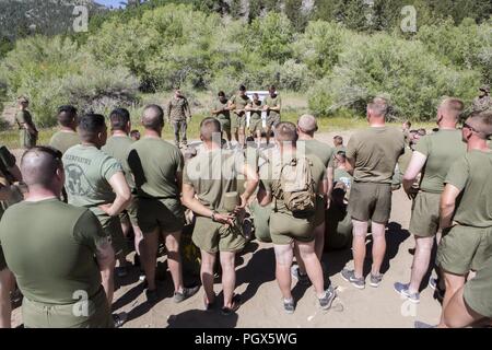 Staff Sgt. James Fowler, ein Ausbilder mit Berg Warfare Training Center, gibt eine Lektion für die Marines mit 2 Bataillon, 24 Marine Regiment, 23 Marines, 4 Marine Division, die auf verschiedenen Methoden sicher einen Bach überqueren, während Berg Übung 3-18, an MCMWTC, Bridgeport, Calif., 21. Juni 2018. Nach Abschluss der Übung 4-17 letztes Jahr, 4 Reconnaissance Bataillon nahmen an MTX3-18 Kleinmaßeinheit Führung weiter zu entwickeln und ein Verständnis für die verschiedenen Klimazonen und Szenarien, die Sie in der Zukunft haben könnten. Stockfoto