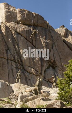 Marines mit 2 Bataillon, 24 Marine Regiment, 23 Marines, 4 Marine Division, rappel ein Cliffside während Berg Übung 3-18, am Berg Warfare Training Center, Bridgeport, Calif., 22. Juni 2018. Nach Abschluss der Übung 4-17 letztes Jahr, 4 Reconnaissance Bataillon nahmen an MTX3-18 Kleinmaßeinheit Führung weiter zu entwickeln und ein Verständnis für die verschiedenen Klimazonen und Szenarien, die Sie in der Zukunft haben könnten. Stockfoto