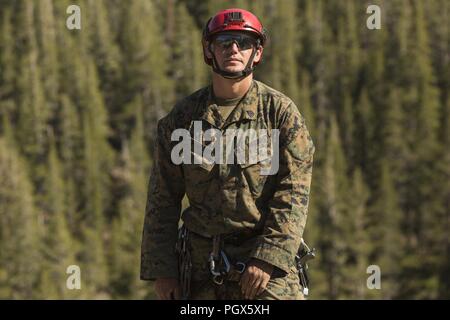 Staff Sgt. Paul Middaugh, ein Ausbilder Führer mit Marine Corps Mountain warfare Training Center, Uhren ein Marine mit 2.Bataillon, 24 Marine Regiment, 23 Marines, 4 Marine Division, bereiten Sie ein CLIFFSIDE, Rappel, während Berg Übung 3-18, an MWTC, Bridgeport, Calif., 20. Juni 2019. Nach Abschluss der Übung 4-17 im vergangenen Jahr 2 Mrd., 24 Marines nahmen an MTX3-18 Kleinmaßeinheit Führung weiter zu entwickeln und ein Verständnis für die verschiedenen Klimazonen und Szenarien, die Sie in der Zukunft haben könnten. Stockfoto