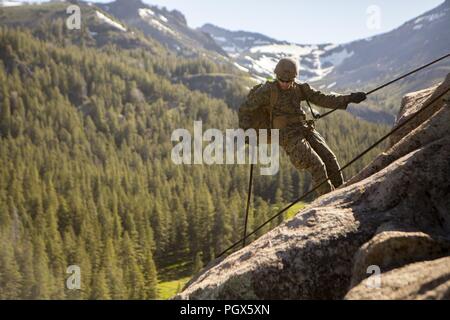 Lance Cpl. Garrett Hamilton, ein rifleman mit 2.Bataillon, 24 Marine Regiment, 23 Marines, 4 Marine Division, rappels, cliffside während Berg Übung 3-18, am Berg Warfare Training Center, Bridgeport, Calif., 22. Juni 2018. Nach Abschluss der Übung 4-17 im vergangenen Jahr 2 Mrd., 24 Marines nahmen an MTX3-18 Kleinmaßeinheit Führung weiter zu entwickeln und ein Verständnis für die verschiedenen Klimazonen und Szenarien, die Sie in der Zukunft haben könnten. Stockfoto