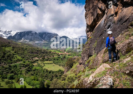 Kletterer auf der Via Ferrata Camaleno Klettersteig, hinter Picos de Europa Peak, Camaleño Gemeinde, Picos de Europa, Kantabrien Stockfoto