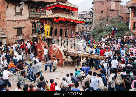 Bhaktapur, Tal von Kathmandu, Nepal Bagmati: Während der Bisket Jatra nepalesischen Neujahrsfest, Streitwagen, die Bilder von Bhairav und Bhadrakali Stockfoto