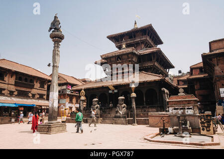 Bhaktapur, Tal von Kathmandu, Nepal Bagmati: Menschen gehen vorbei an der Dattatreya Temple (1486 A.D) in Tachupal Tole Square im Unesco Welterbe o Stockfoto