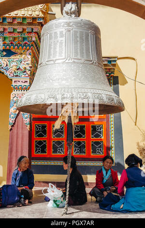 Bodhnath, Katmandu, Bagmati, Nepal: der tibetischen Pilger Frauen Rest unter der großen Glocke an das buddhistische Kloster in Boudhanath. Stockfoto