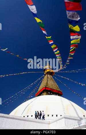 Bodhnath, Katmandu, Bagmati, Nepal: Vier Männer um den großen Stupa von Bodhnath, das größte in Asien und eines der größeren in der Welt gehen. Stockfoto