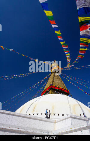 Bodhnath, Katmandu, Bagmati, Nepal: Menschen gehen um den großen Stupa von Bodhnath, das größte in Asien und eines der größeren in der Welt. Stockfoto