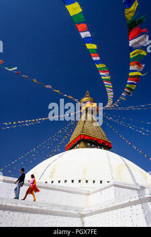 Bodhnath, Katmandu, Bagmati, Nepal: Menschen gehen um den großen Stupa von Bodhnath, das größte in Asien und eines der größeren in der Welt. Stockfoto