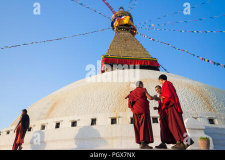 Bodhnath, Katmandu, Bagmati, Nepal: Buddhistische Mönche in braunen Roben Spaziergang rund um den großen Stupa von Bodhnath, das größte in Asien und eines der LARG Stockfoto