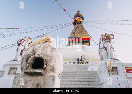 Bodhnath, Katmandu, Bagmati, Nepal: Zwei Männer, die um den großen Stupa von Bodhnath, das größte in Asien und eines der größeren in der Welt gehen. Stockfoto