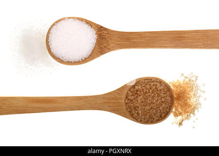 Granulierte weißen und braunen Zucker in hölzernen Löffel auf weißem Hintergrund. Ansicht von oben. Flach Stockfoto