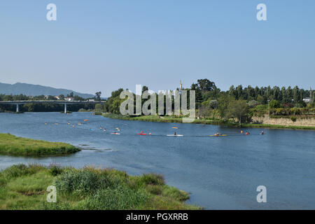 Ponte de Lima Portugal, rio Lima mit Menschen, die im Sommer Kajak fahren, ecovia de Ponte de Lima. Nautic Sport, Flusssport, Fernando Pimenta Stockfoto