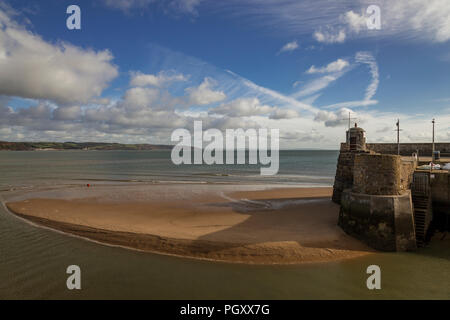 Strand und Hafen Mauer bei saundersfoot an der Küste von Wales Pembrokeshire. Stockfoto