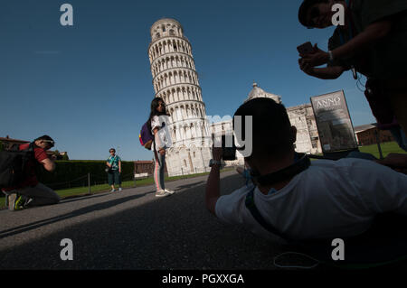 Piazza dei Miracoli. Wunder qm Touristen posieren und mit Leanin Turm spielen Stockfoto