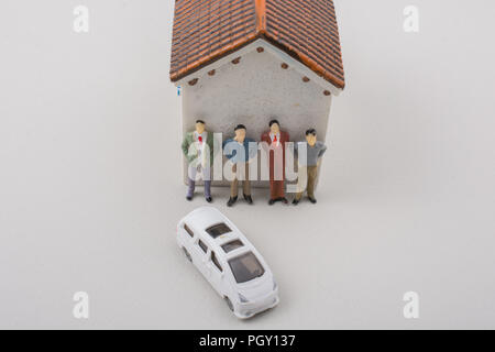 Winzige Figur des Menschen Miniatur vor einem Haus Stockfoto