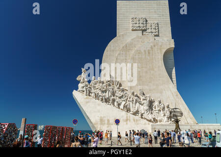 Lissabon, Portugal - 23 AUGUST 2017: Monument der Entdeckungen (Padrao dos Descobrimentos) feiert die Portugiesische Zeitalter der Entdeckungen Stockfoto