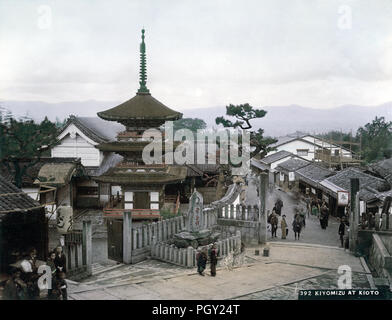 [C. 1890 Japan - Kiyomizudera-tempel Eingang, Kyoto] - Die dreistufige Koyasu Pagode am Eingangstor zum Kiyomizudera, einem der berühmtesten buddhistischen Tempel von Japan. Der Tempel selbst ist hinter dem Fotografen. 19 Vintage albumen Foto. Stockfoto