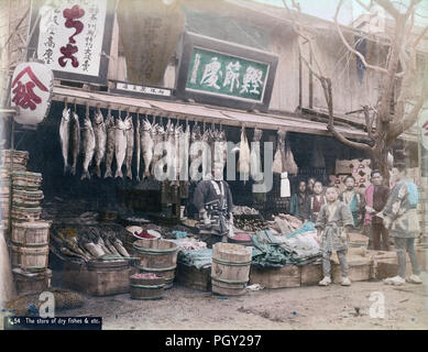 [C. 1880 Japan - Lebensmittelgeschäft] - matsuzakaya Lebensmittelgeschäft, wahrscheinlich in Yokohama. Eines der Zeichen für diese recht großen Store liest, "besondere Agenten für die Präfektur Kanagawa." Die anderen Zeichen werben' Katsuobushi Dokoro' (getrockneten bonito Flocken) und arashikuri Mizuame' (gebleicht Kastanie Sirup). Es gibt eine große Vielfalt von Lebensmitteln auf Anzeige: gesalzenen Lachs, Algen, Tintenfisch, Garnelen, andere getrocknete Lebensmittel ebenso wie Miso (Sojabohnen Paste) und tsukemono (Pickles). Die Jungen sind wahrscheinlich live-in Mitarbeiter. 19 Vintage albumen Foto. Stockfoto