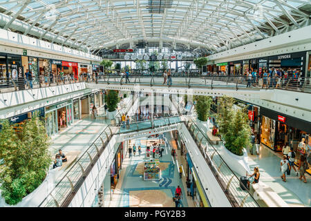Lissabon, Portugal - 10. AUGUST 2017: Touristen Einkaufen In Vasco da Gama Center Mall Stockfoto