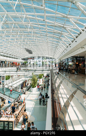 Lissabon, Portugal - 10. AUGUST 2017: Touristen Einkaufen In Vasco da Gama Center Mall Stockfoto